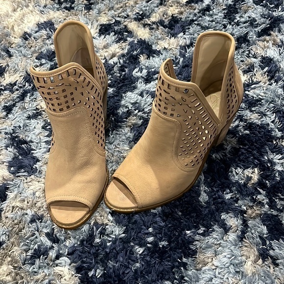 Jessica Simpson Women's Cherrell Ankle Bootie, tan‎ 9.5 - Picture 2 of 10